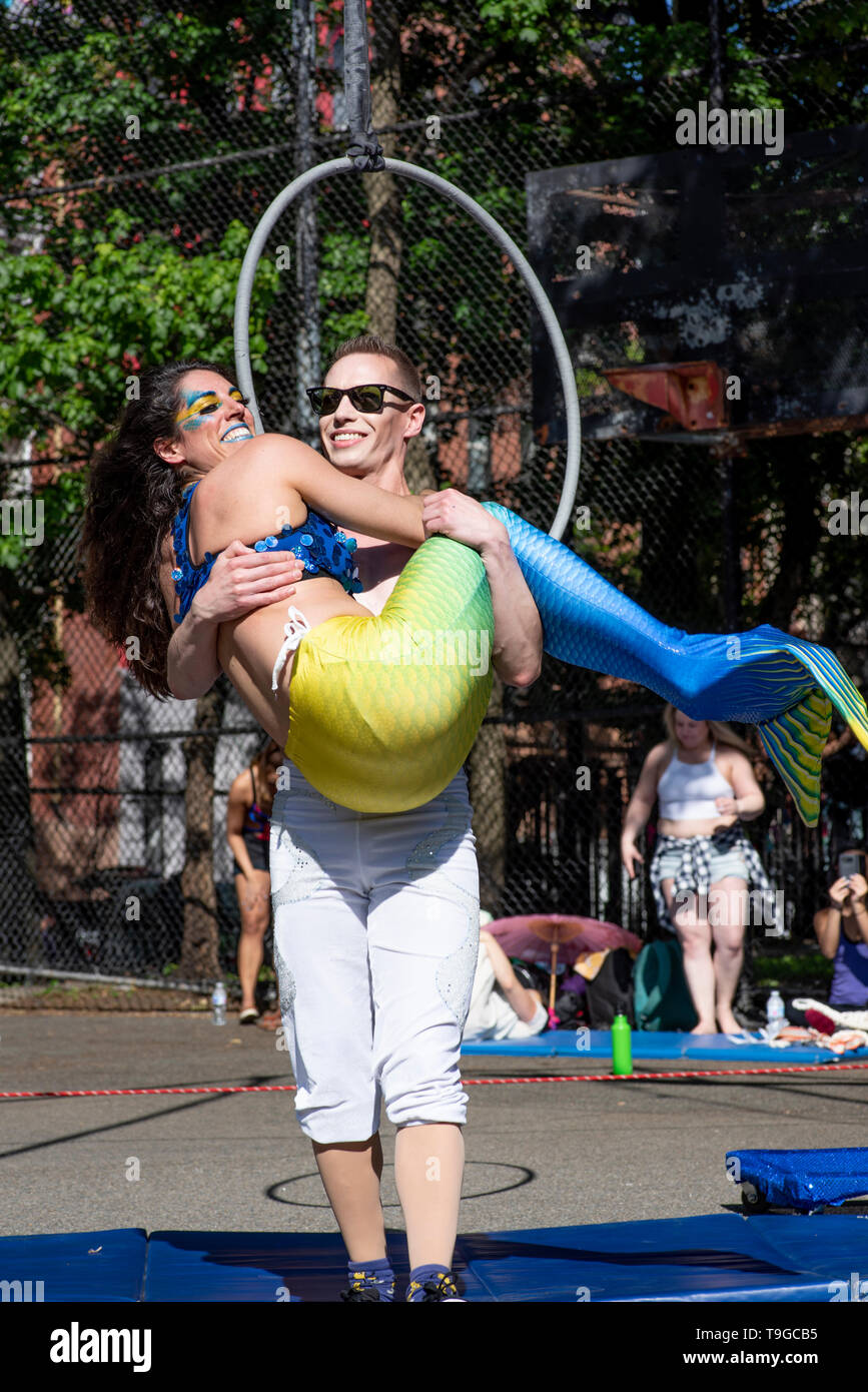 Acrobates avec la 13-ième Parade de danse annuel et Festival, le 18 mai 2019, Tompkins Square Park, NYC Banque D'Images