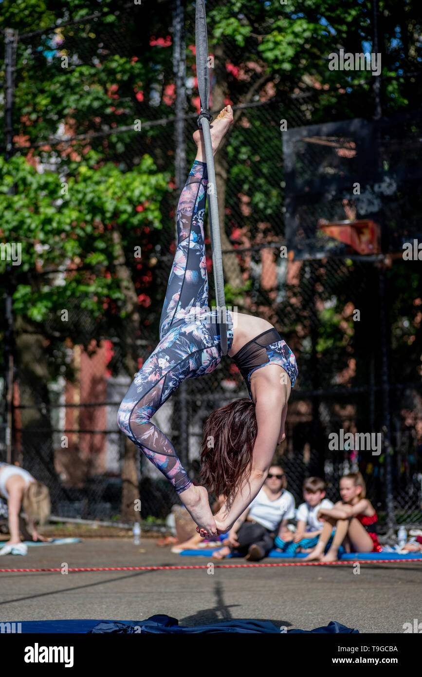 Acrobates avec la 13-ième Parade de danse annuel et Festival, le 18 mai 2019, Tompkins Square Park, NYC Banque D'Images