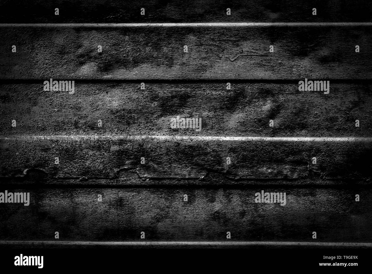 Feuille de carton ondulé noir texture clôture métallique. Contexte Banque D'Images