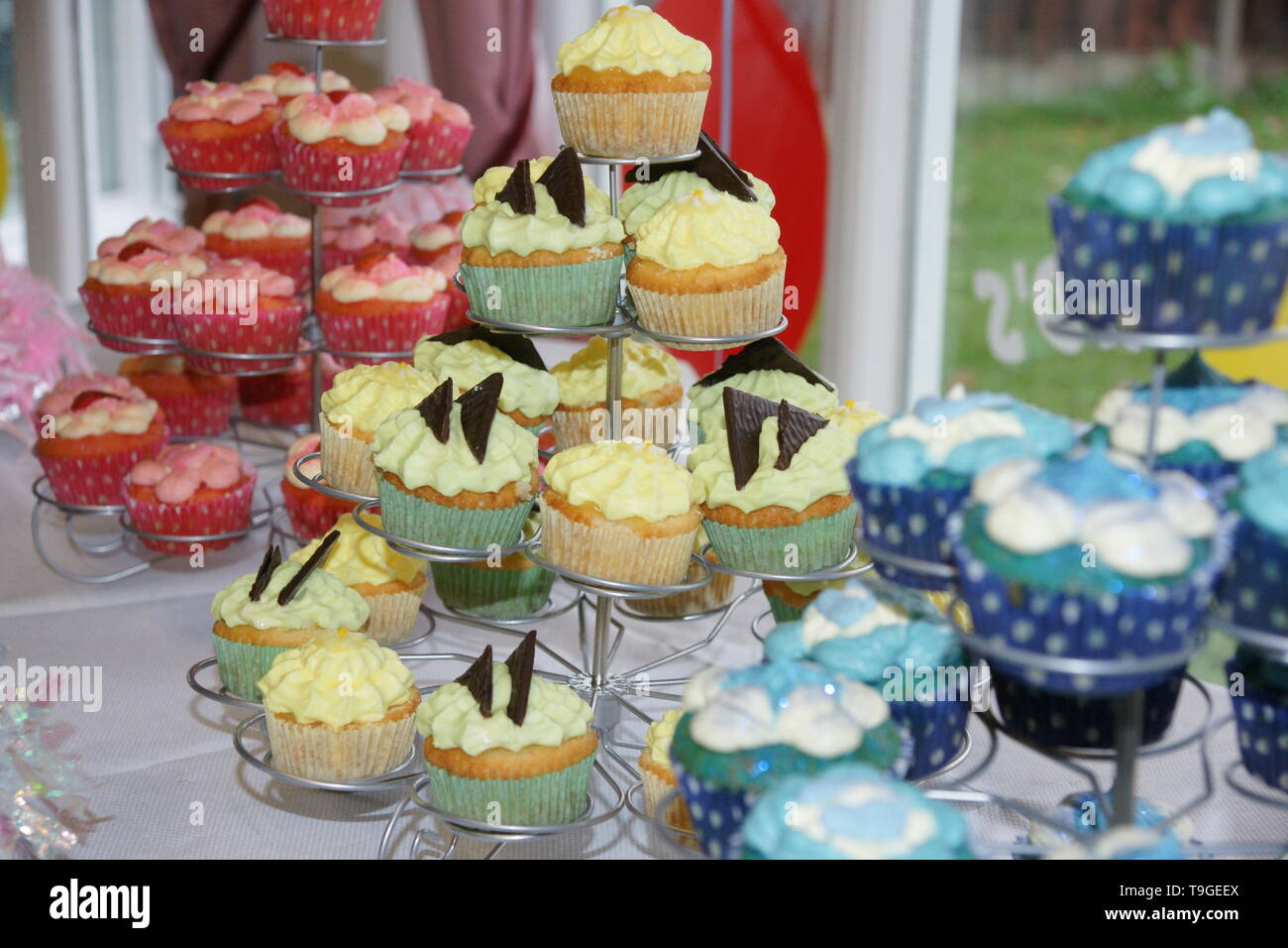 Cupcakes sur un support d'affichage Banque D'Images
