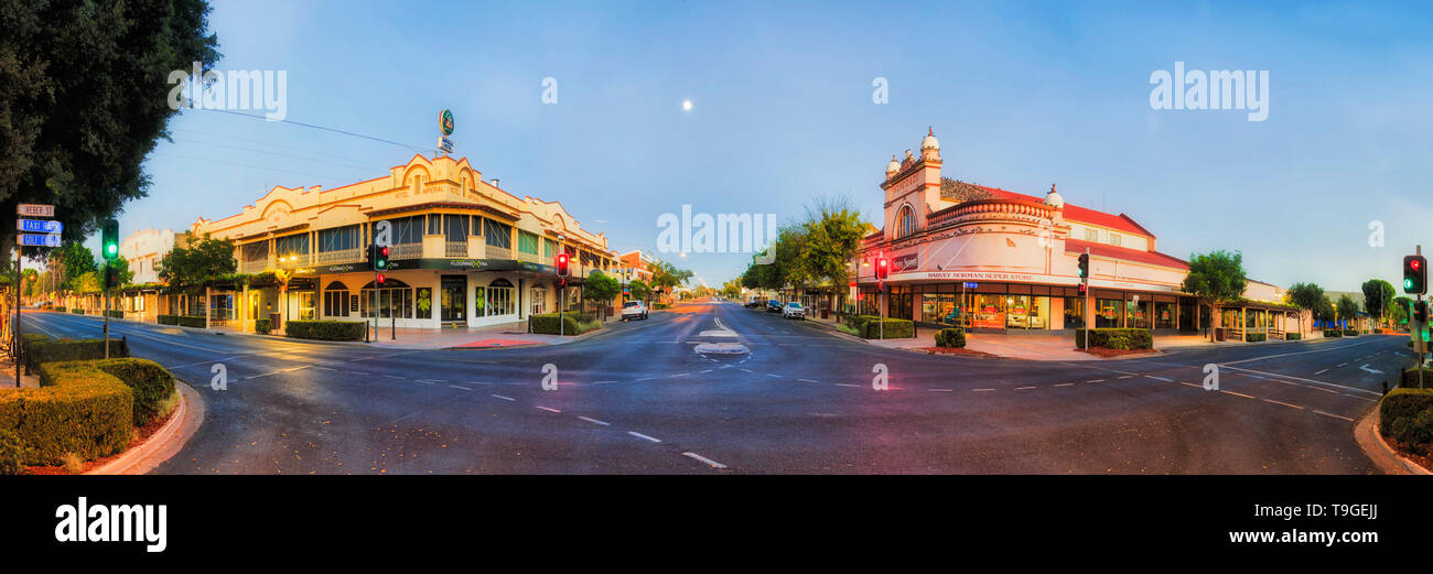 Moree, Australie -20 Avril, 2019 : Down Town intersection des rues principales de la ville de Moree outback de l'Australie rurale au lever du soleil. Banque D'Images