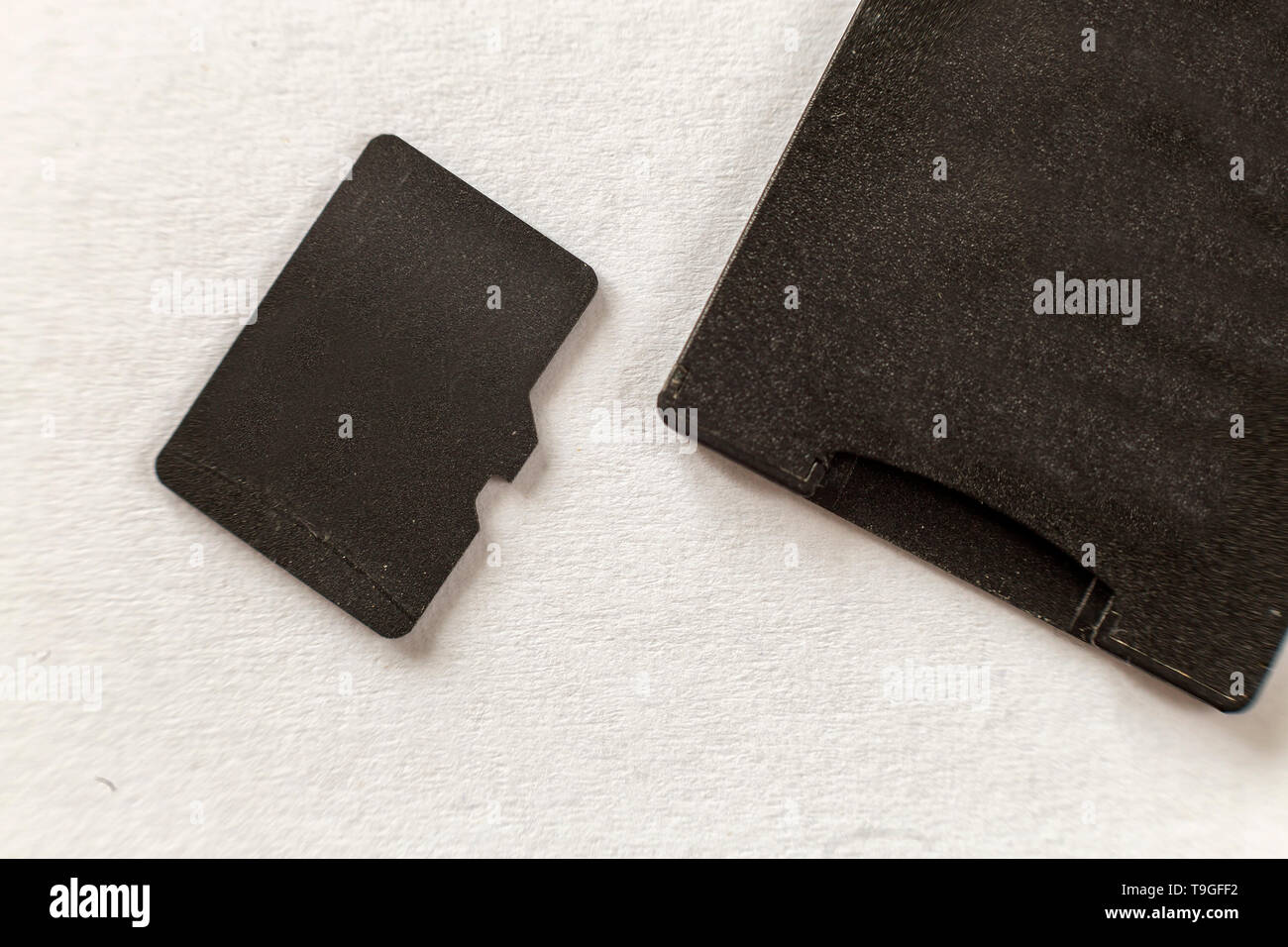 Close-up de carte mémoire micro SD et adaptateur SD isolé sur fond blanc l'espace de copie. Concept de la technologie moderne. Banque D'Images