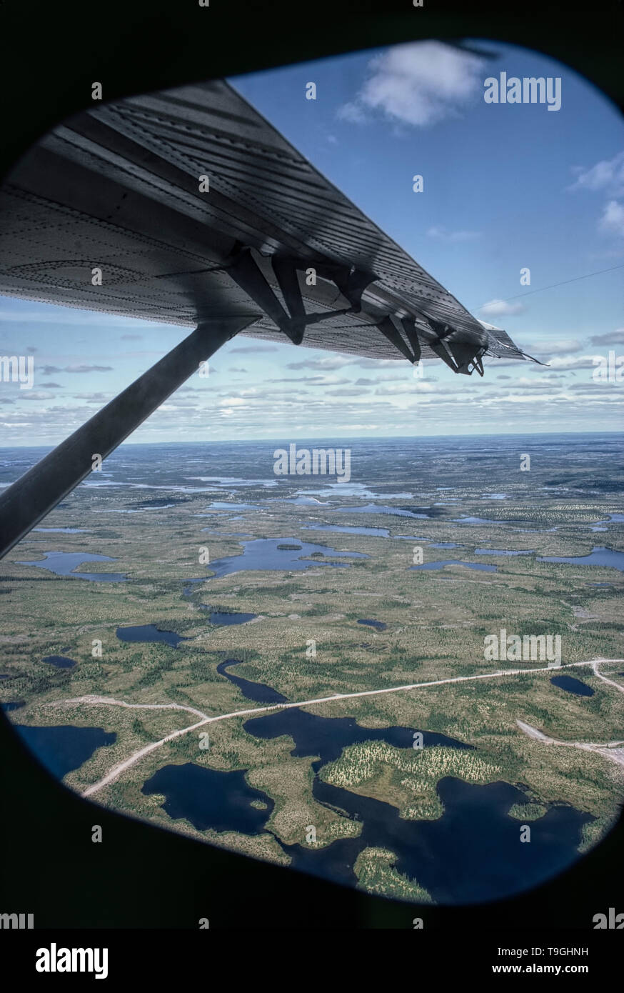 Vue aérienne de la région de la Baie James à partir de la fenêtre d'un