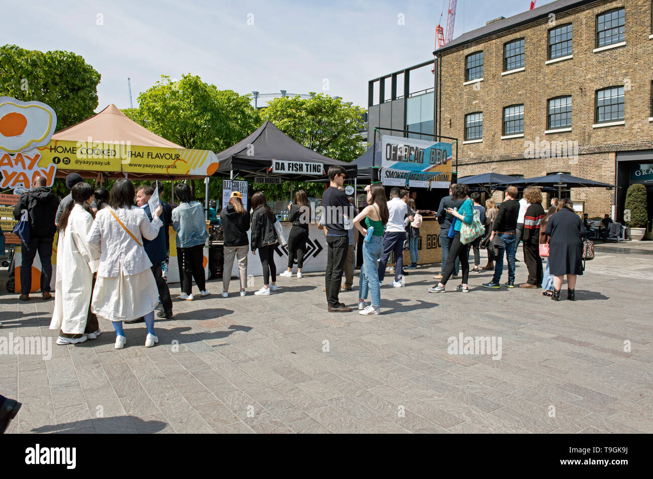 Stands de nourriture y compris Yaay Yaay et Da Ting Poisson avec des personnes en attente avant le grenier Square, London Borough of Camden England Angleterre UK Banque D'Images