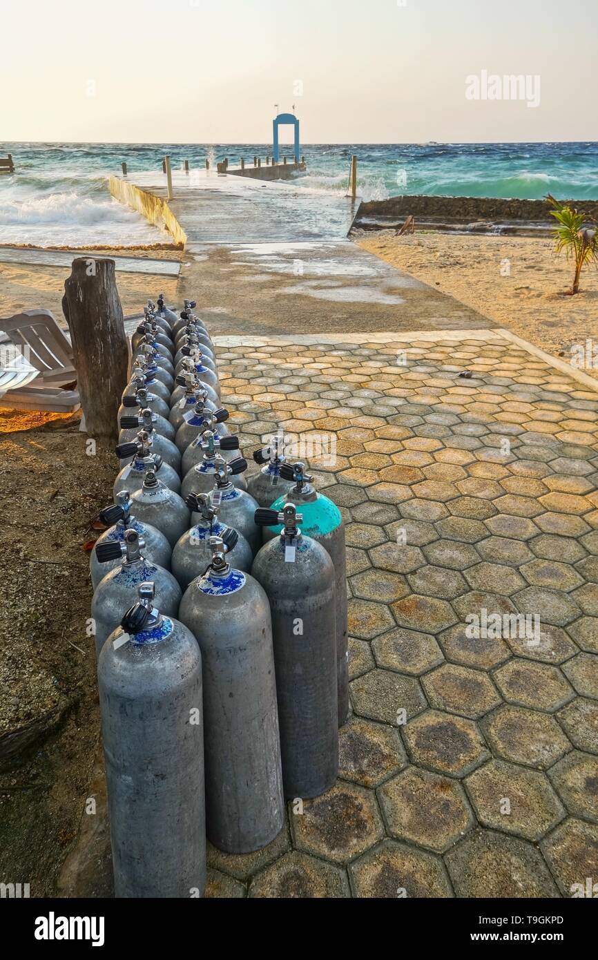 La plongée en eau profonde bordée d'oxygène à Caribbean Beach Pier sur Cozumel mexique Waterfront Banque D'Images
