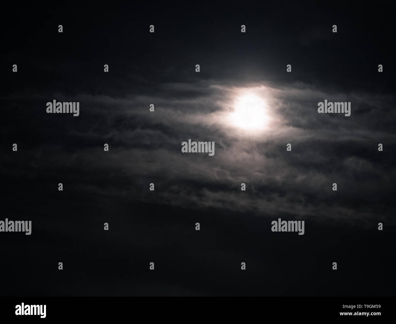 Ciel nuageux nuit de pleine lune à l'éclat clair Banque D'Images