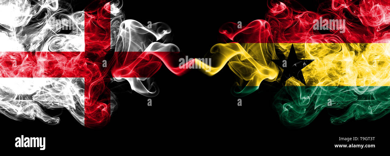 Anglais vs Ghana, ghanéen smoky mystic drapeaux placés côte à côte. Soyeux de couleur épais drapeau fume de l'Angleterre et le Ghana, ghanéen. Banque D'Images