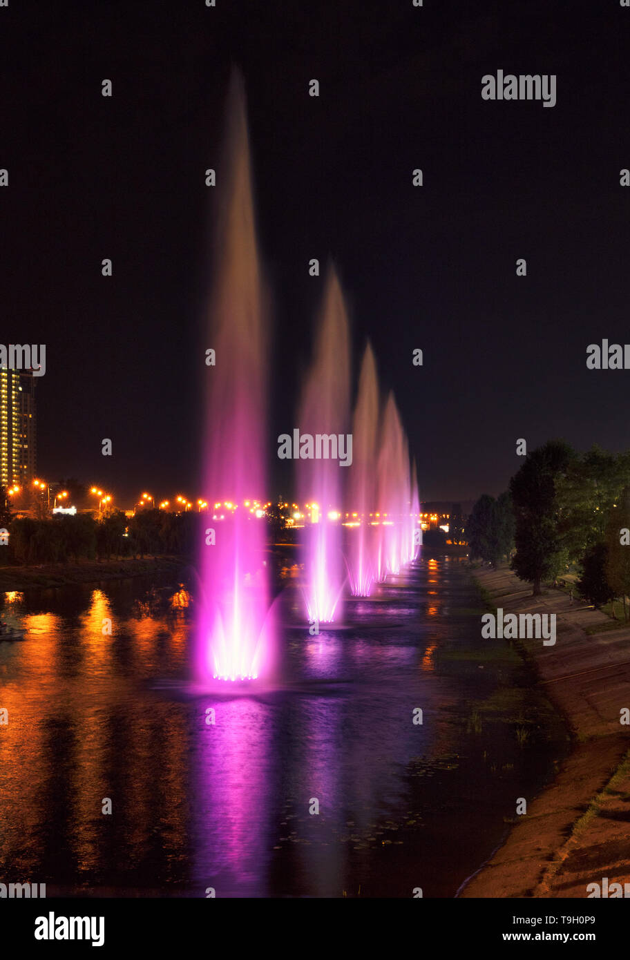Un beau, lumineux et haute fontaines sur le canal de l'Rusanovskaya remblai Dniepr de la ville dans la nuit Kiev Banque D'Images