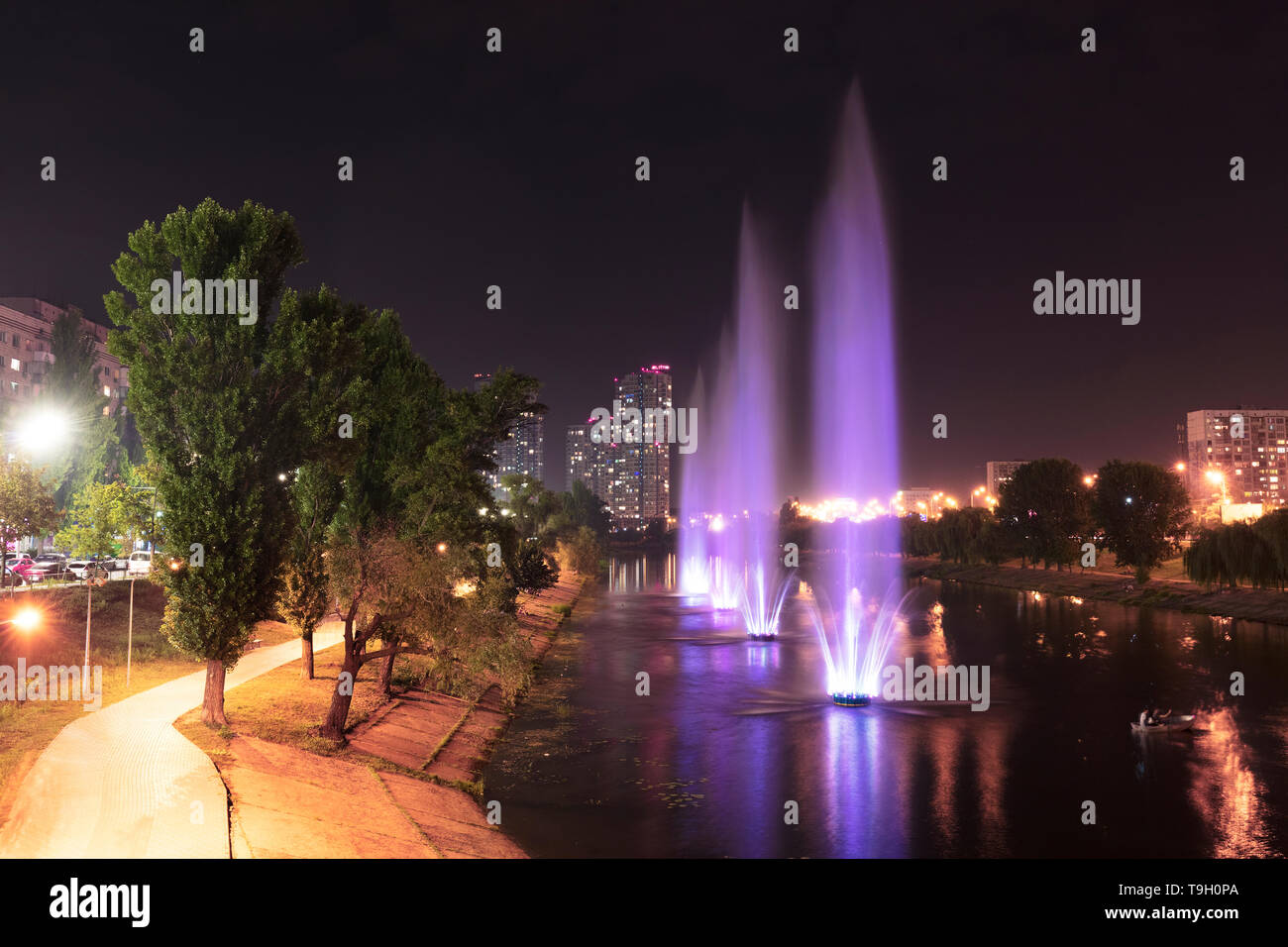 Un beau, lumineux et haute fontaines sur le canal de l'Rusanovskaya remblai Dniepr de la ville dans la nuit Kiev Banque D'Images