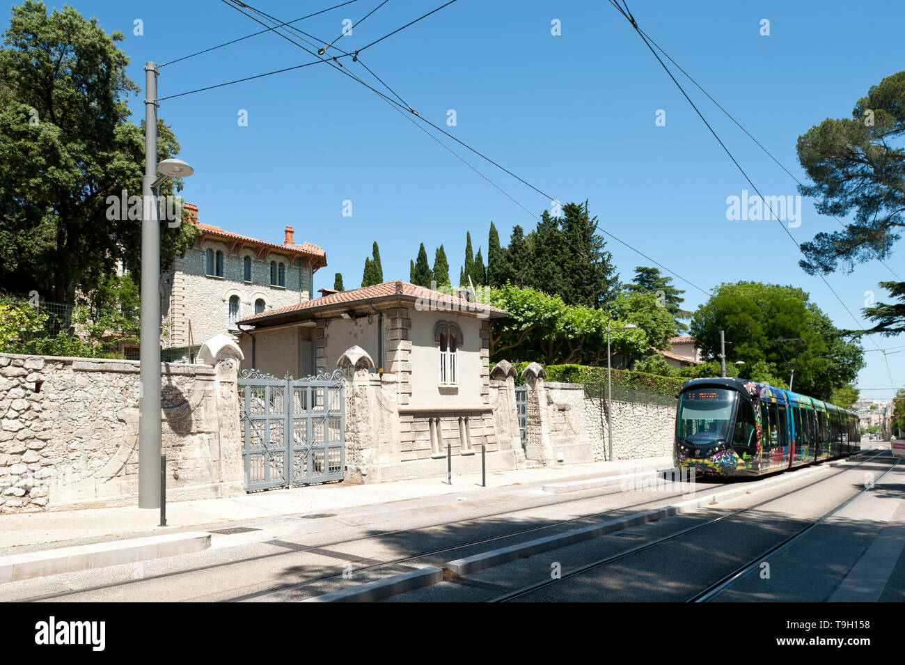 Montpellier, tramway moderne Linie 3, Fahrzeugdesign von Christian Lacroix - Montpellier, la ligne 3 du tramway moderne, design par Christian Lacroix, Les Arce Banque D'Images