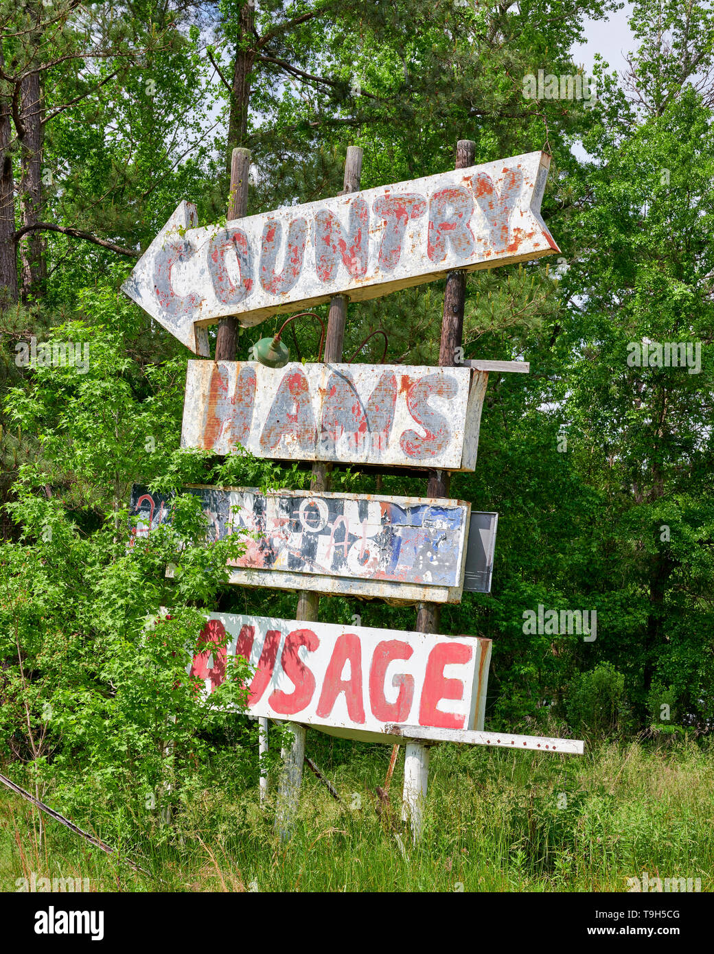 Ancienne signe pour un petit magasin de campagne routière dans les régions rurales de l'Alabama, la vente de jambons, de saucisses et de l'Alabama, USA. Banque D'Images