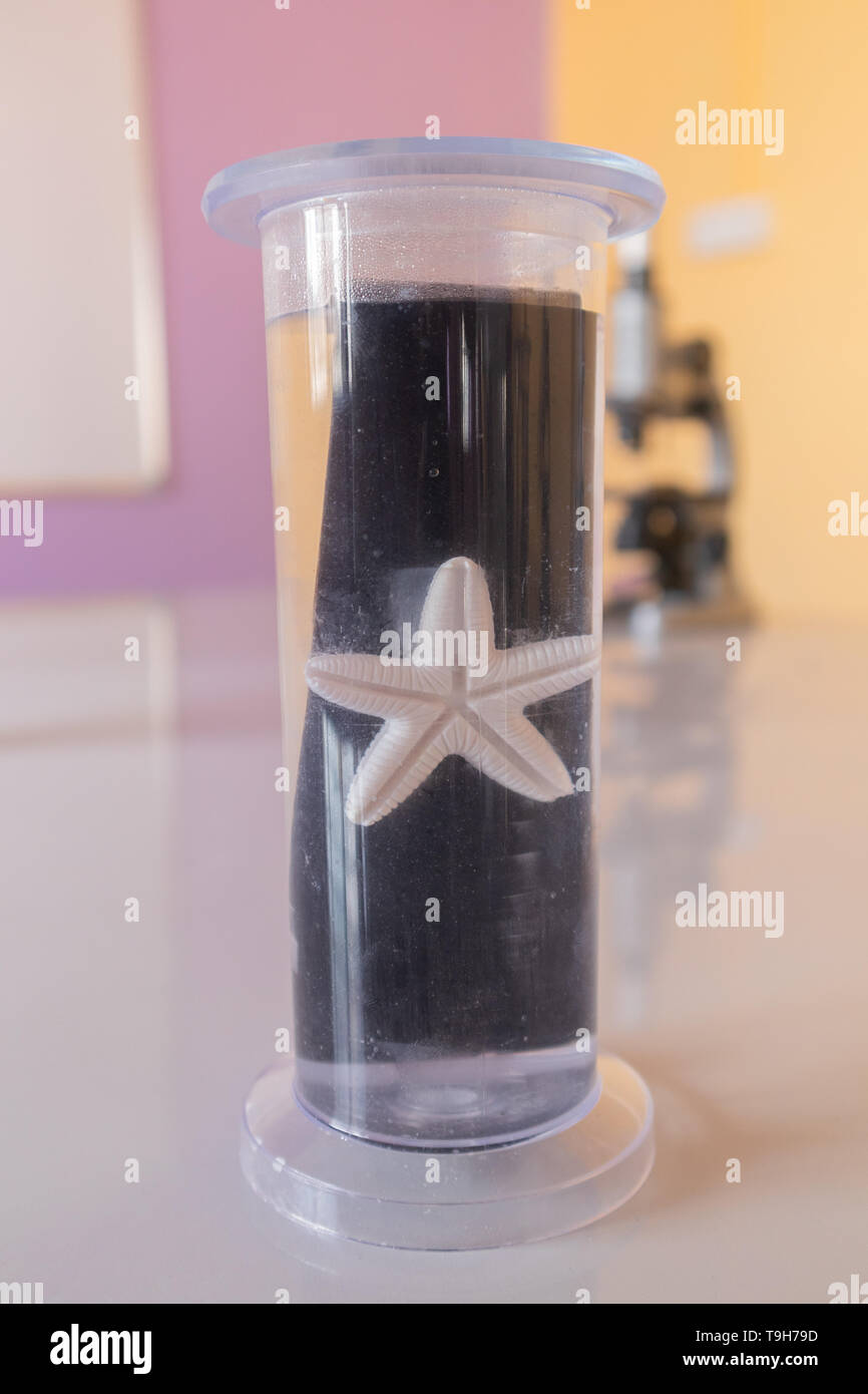 Dans l'étoile de verrerie de laboratoire de mener des expériences. Banque D'Images