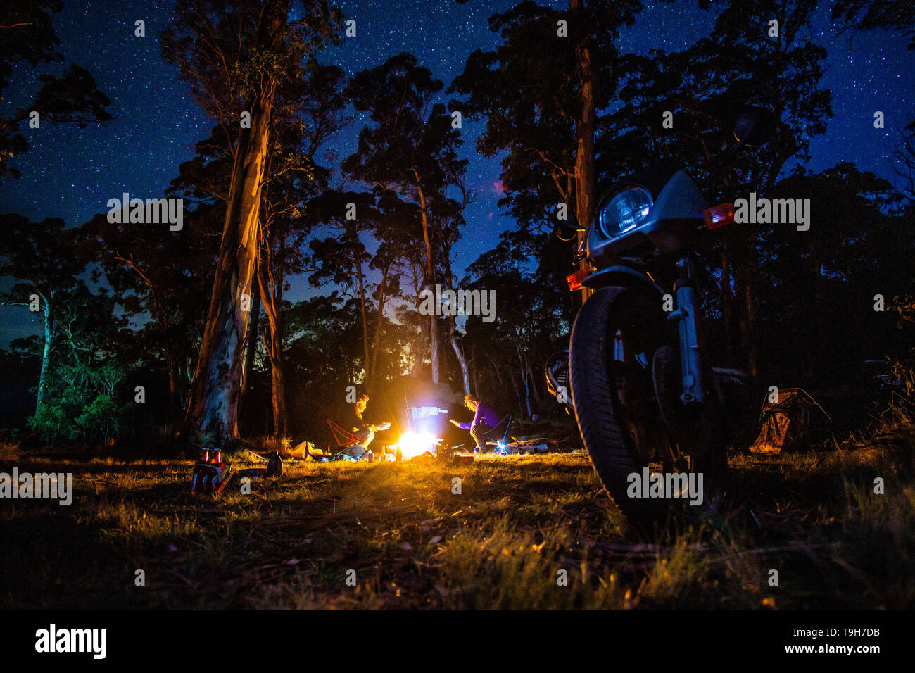 Camping sous les étoiles lors d'un voyage en moto en Australie Banque D'Images