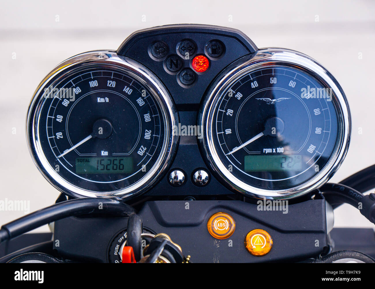 Un instrument classique mis en place sur un moteur de Moto Guzzi V7 Banque D'Images