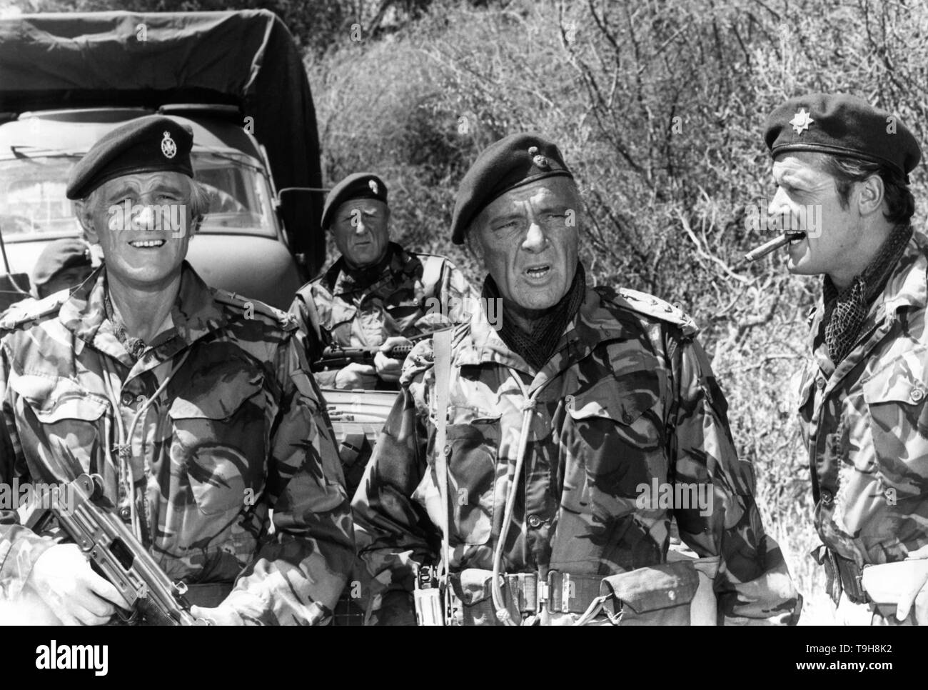 Richard Harris en tant que capitaine Rafer Janders Jack Watson, L.R.M. Sandy le jeune Richard Burton en tant que colonel Allen Faulkner Roger Moore comme LT. Shawn Fynn les oies sauvages 1978 Réalisateur Andrew V. McLaglen scénario Reginald Rose roman Daniel Carney producteur Euan Lloyd Richmond Film Productions (Ouest) / films / Divertissement Victoire Varius Trading A.G. / Rank Film Distributors Banque D'Images