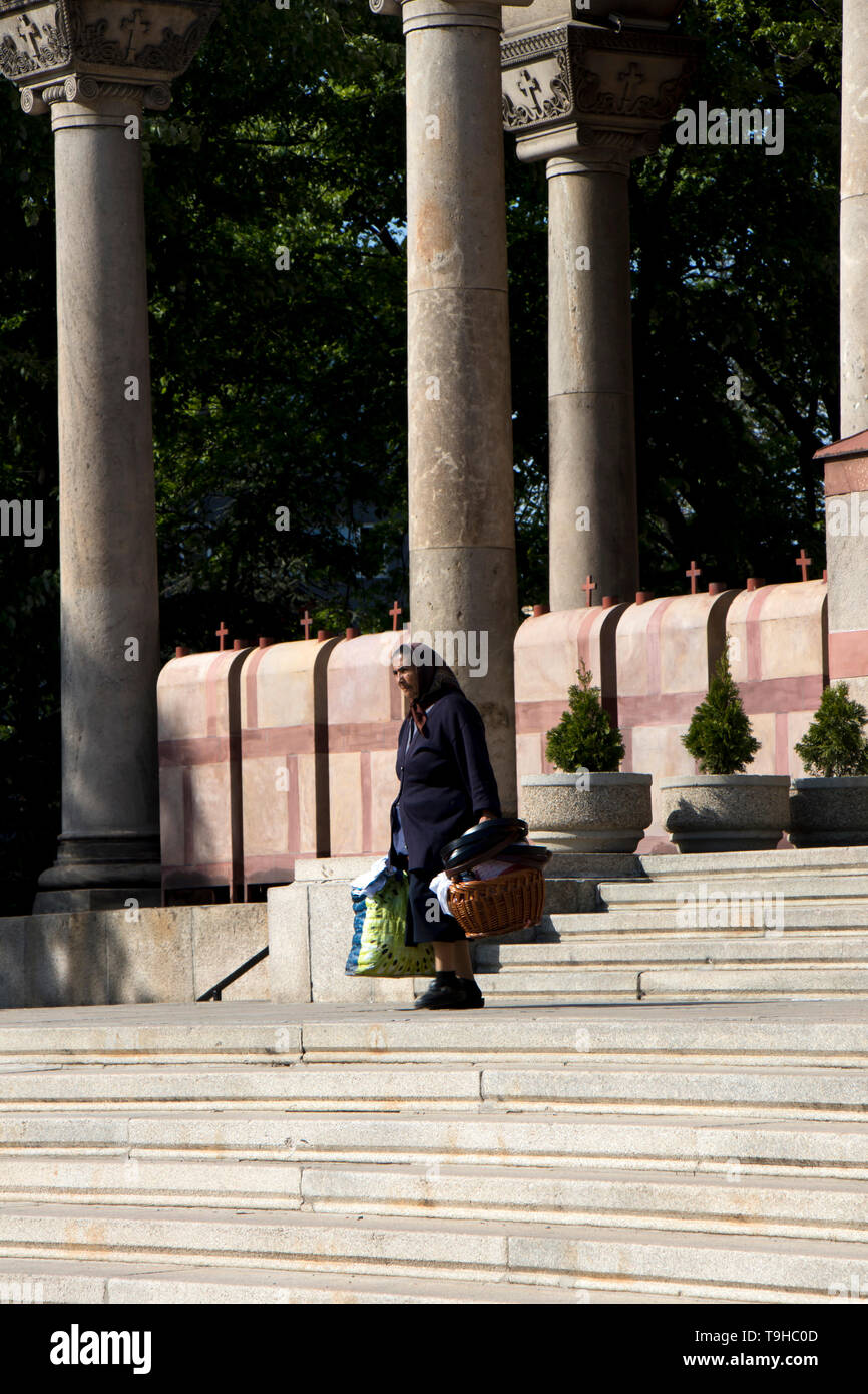 Belgrade, Serbie - Avril 22, 2019 : Senior woman wearing scarf en descendant les escaliers de l'église orthodoxe de Saint Marc Banque D'Images