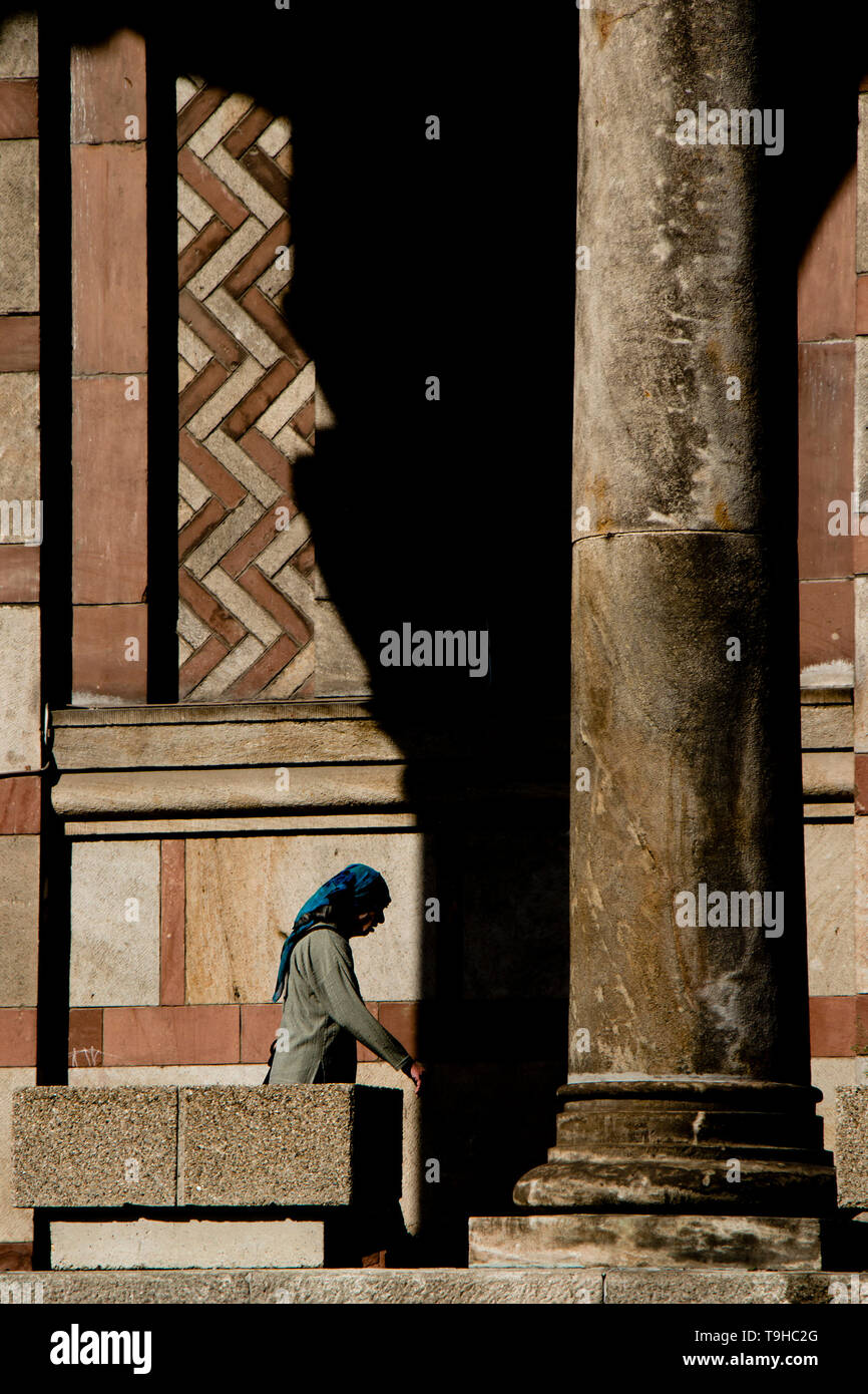 Belgrade, Serbie - Avril 22, 2019 : l'écharpe bleue autour de l'arcade de l'église orthodoxe de Saint Marc Banque D'Images