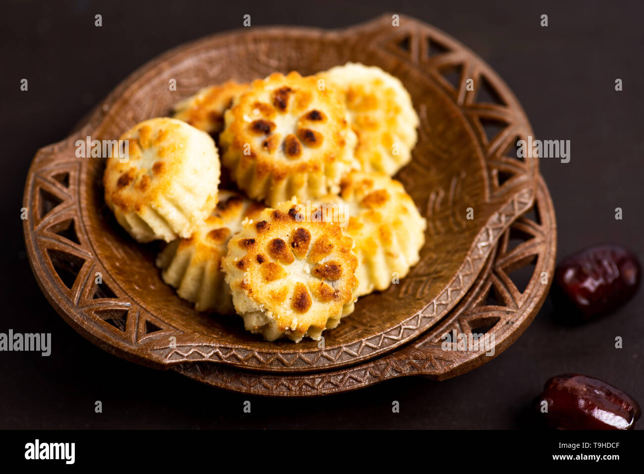 L'Arabe des cookies avec des dates sur une plaque Banque D'Images