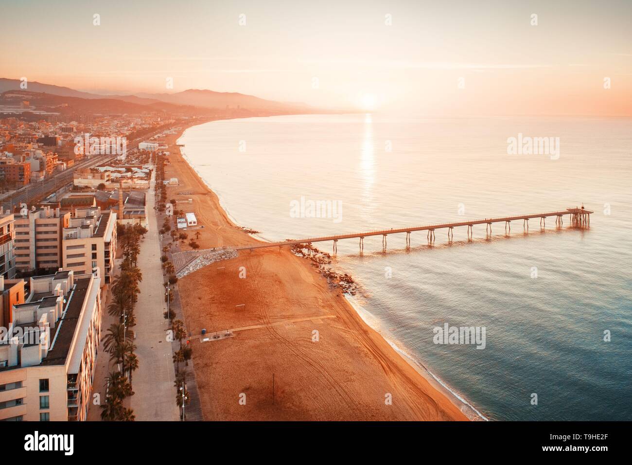 Lever du soleil sur le pont du pétrole vue aérienne de la mer à Barcelone, Espagne Banque D'Images