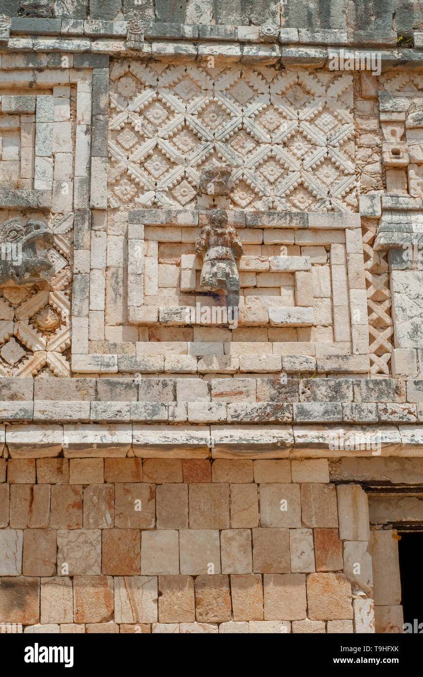 Détails de décorations architecturales d'un bâtiment maya, dans la zone archéologique d'Ek Balam, sur la péninsule du Yucatan Banque D'Images