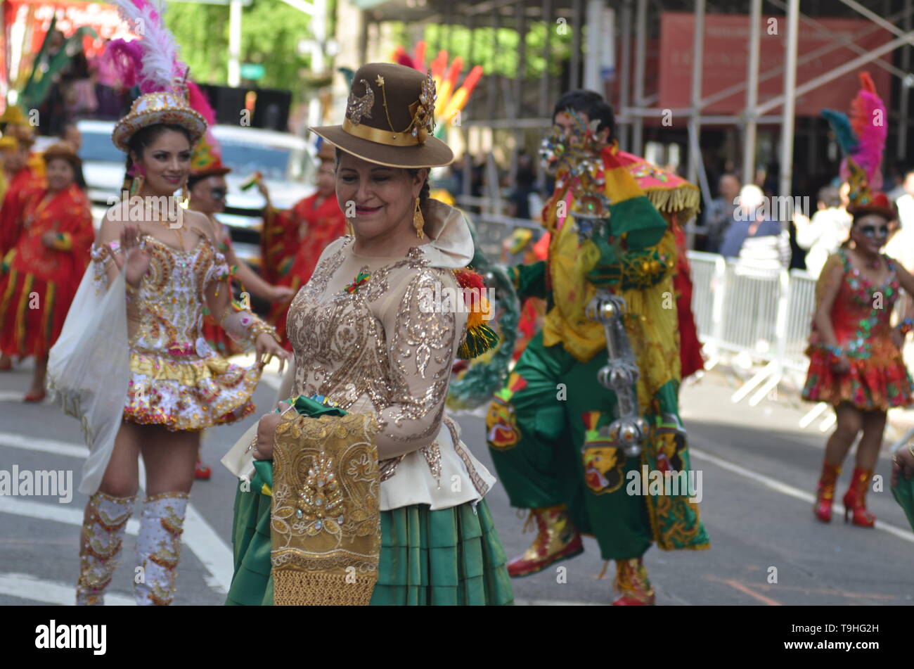 New York, USA. 18 mai, 2019. Les participants portant des robes sont culturels danse pendant la Parade de danse annuel le long de Broadway à New York le 18 mai 2019. Credit : Ryan Rahman/Pacific Press/Alamy Live News Banque D'Images