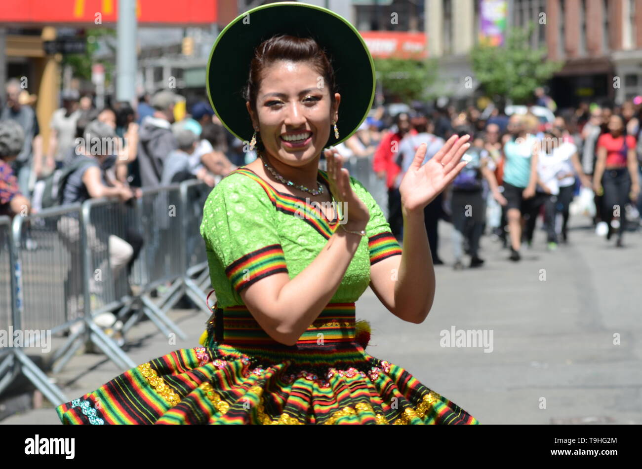 New York, USA. 18 mai, 2019. Les participants portant des robes sont culturels danse pendant la Parade de danse annuel le long de Broadway à New York le 18 mai 2019. Credit : Ryan Rahman/Pacific Press/Alamy Live News Banque D'Images