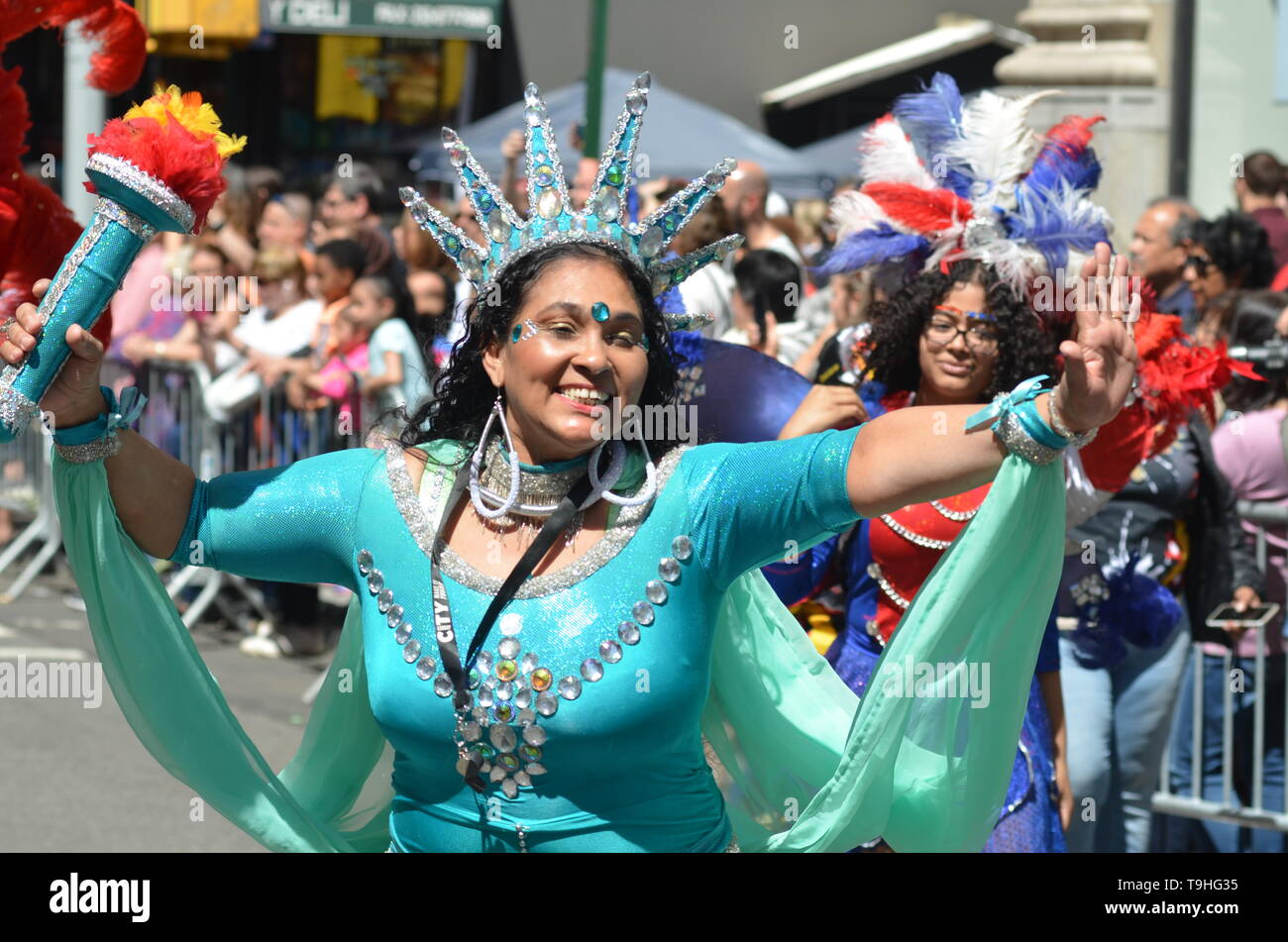 New York, USA. 18 mai, 2019. Les participants portant des robes sont culturels danse pendant la Parade de danse annuel le long de Broadway à New York le 18 mai 2019. Credit : Ryan Rahman/Pacific Press/Alamy Live News Banque D'Images