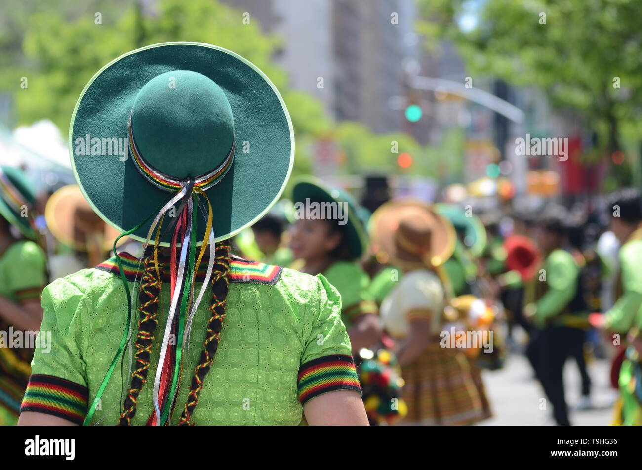 New York, USA. 18 mai, 2019. Les participants portant des robes sont culturels danse pendant la Parade de danse annuel le long de Broadway à New York le 18 mai 2019. Credit : Ryan Rahman/Pacific Press/Alamy Live News Banque D'Images