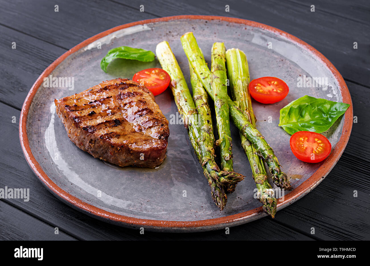 Pavé de boeuf grillé au barbecue avec de la viande et de l'asperge tomate. Banque D'Images