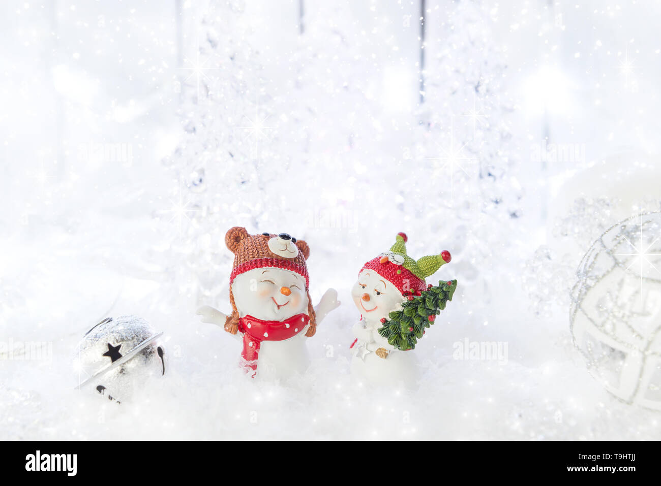 Couple de funny cute snowmens sont bénéficiant de Noël entouré de décorations de fête Banque D'Images