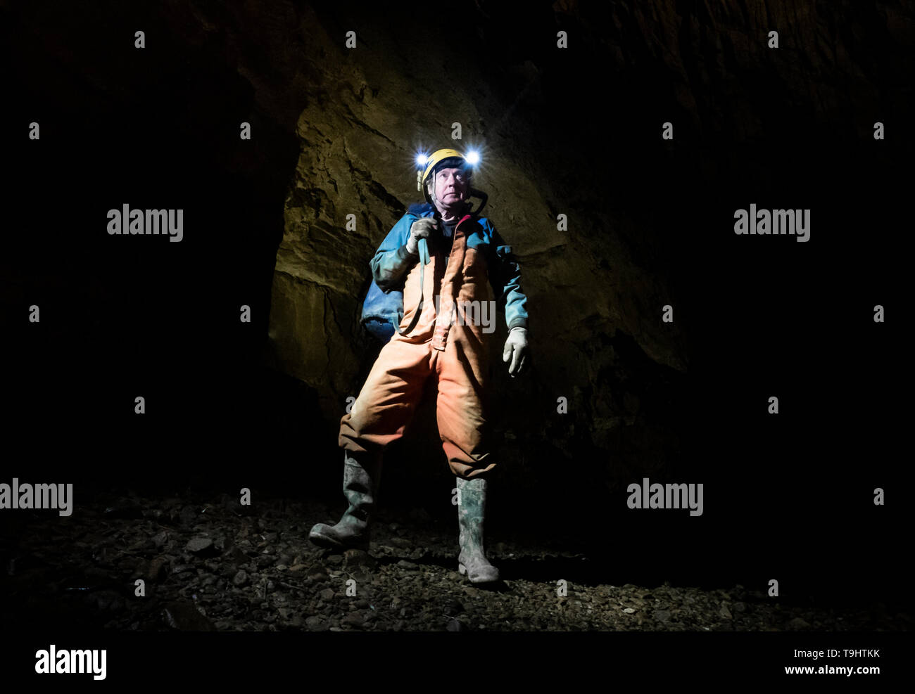 Un potholer béant Gill explore, la plus grande caverne en Grande-Bretagne, situé dans le Parc National des Yorkshire Dales, avant son ouverture au public le week-end prochain. Banque D'Images