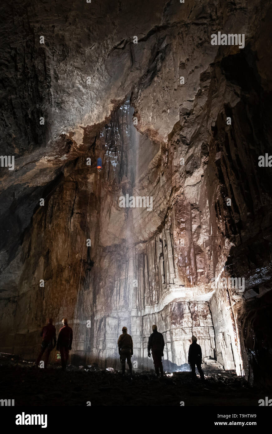 Spéléologues explorer Gill béant, la plus grande caverne en Grande-Bretagne, situé dans le Parc National des Yorkshire Dales, avant son ouverture au public le week-end prochain. Banque D'Images
