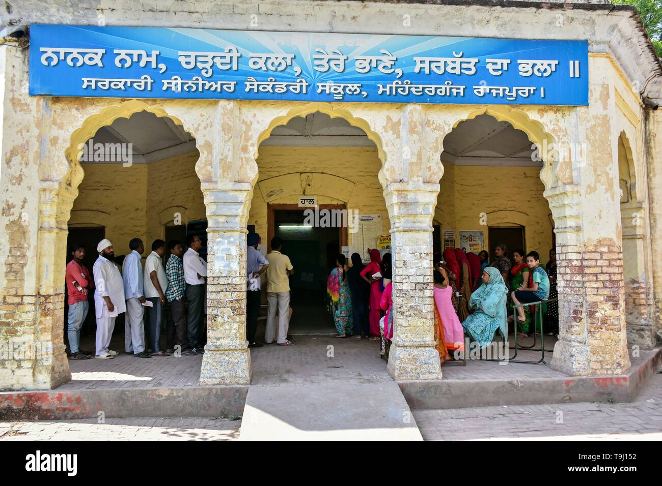 Patiala, Punjab, en Inde. 19 mai, 2019. Les électeurs indiens vu dans une file d'attente au bureau de scrutin durant la phase finale de l'élection générale de l'Inde à Patiala district de Punjab.qualifiée a commencé pour la phase finale de la Lok Sabha élections dans le Punjab, du Bihar, du Bengale occidental, le Madhya Pradesh, Uttar Pradesh, Himachal Pradesh, Jharkhand et Chandigarh. Plus de 10.01 lakh les électeurs devront décider du sort de 918 candidats. Le dépouillement des votes aura lieu le 23 mai, ont dit. Credit : Saqib Majeed/SOPA Images/ZUMA/Alamy Fil Live News Banque D'Images