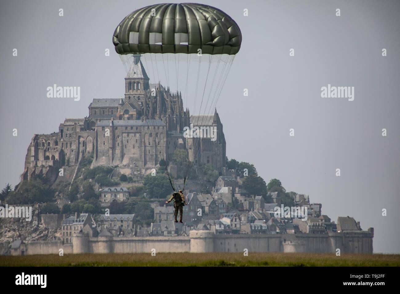 Avranches, France. 19 mai, 2019. L'armée américaine avec des parachutistes du 10e Groupe des forces spéciales, près de l'emblématique Mont Saint Michel pour commémorer la libération de la France DANS LA SECONDE GUERRE MONDIALE Le 18 mai 2019 à Avranches, France. Credit : Planetpix/Alamy Live News Banque D'Images