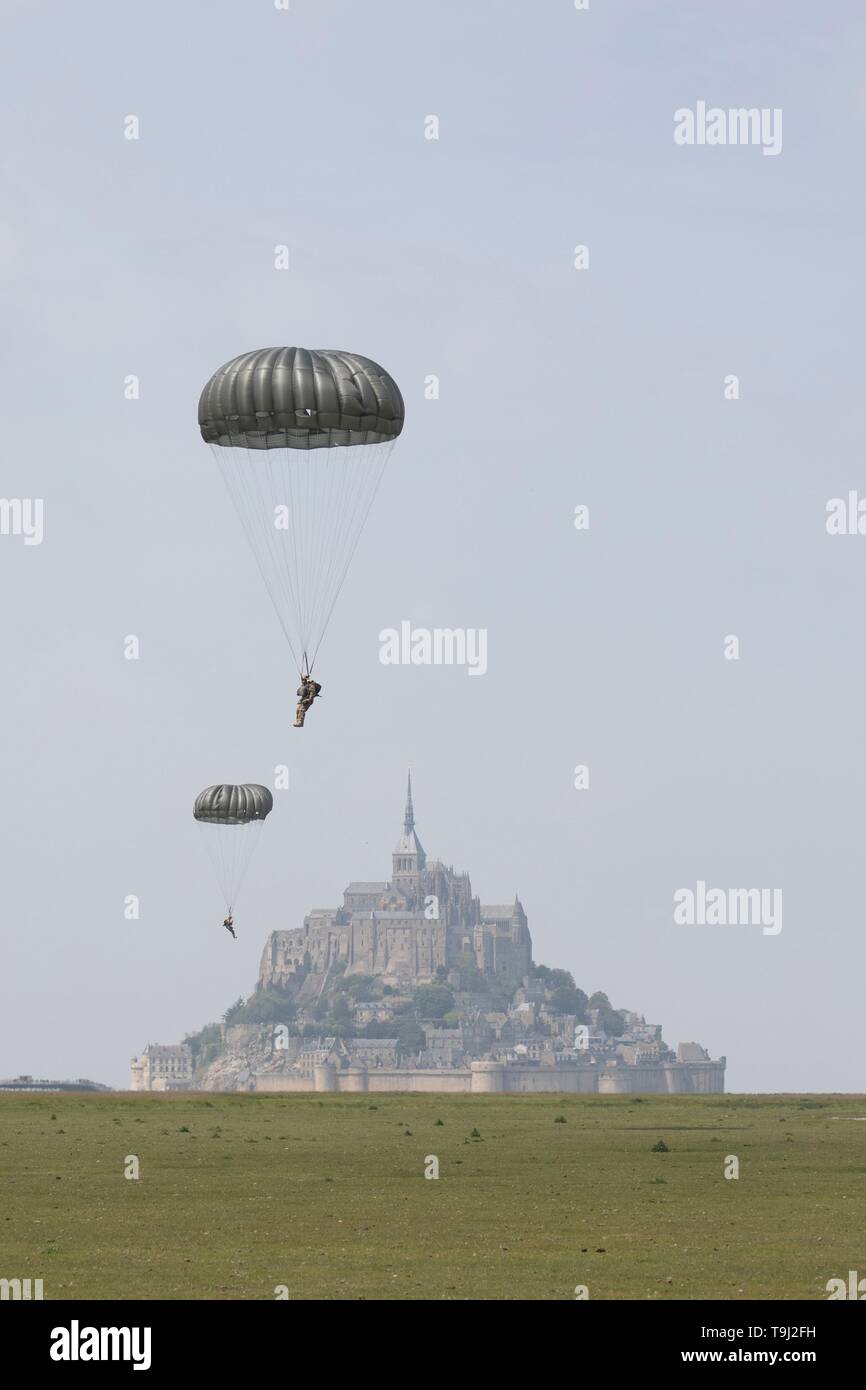 Avranches, France. 19 mai, 2019. L'armée américaine avec des parachutistes du 10e Groupe des forces spéciales, près de l'emblématique Mont Saint Michel pour commémorer la libération de la France DANS LA SECONDE GUERRE MONDIALE Le 18 mai 2019 à Avranches, France. Credit : Planetpix/Alamy Live News Banque D'Images