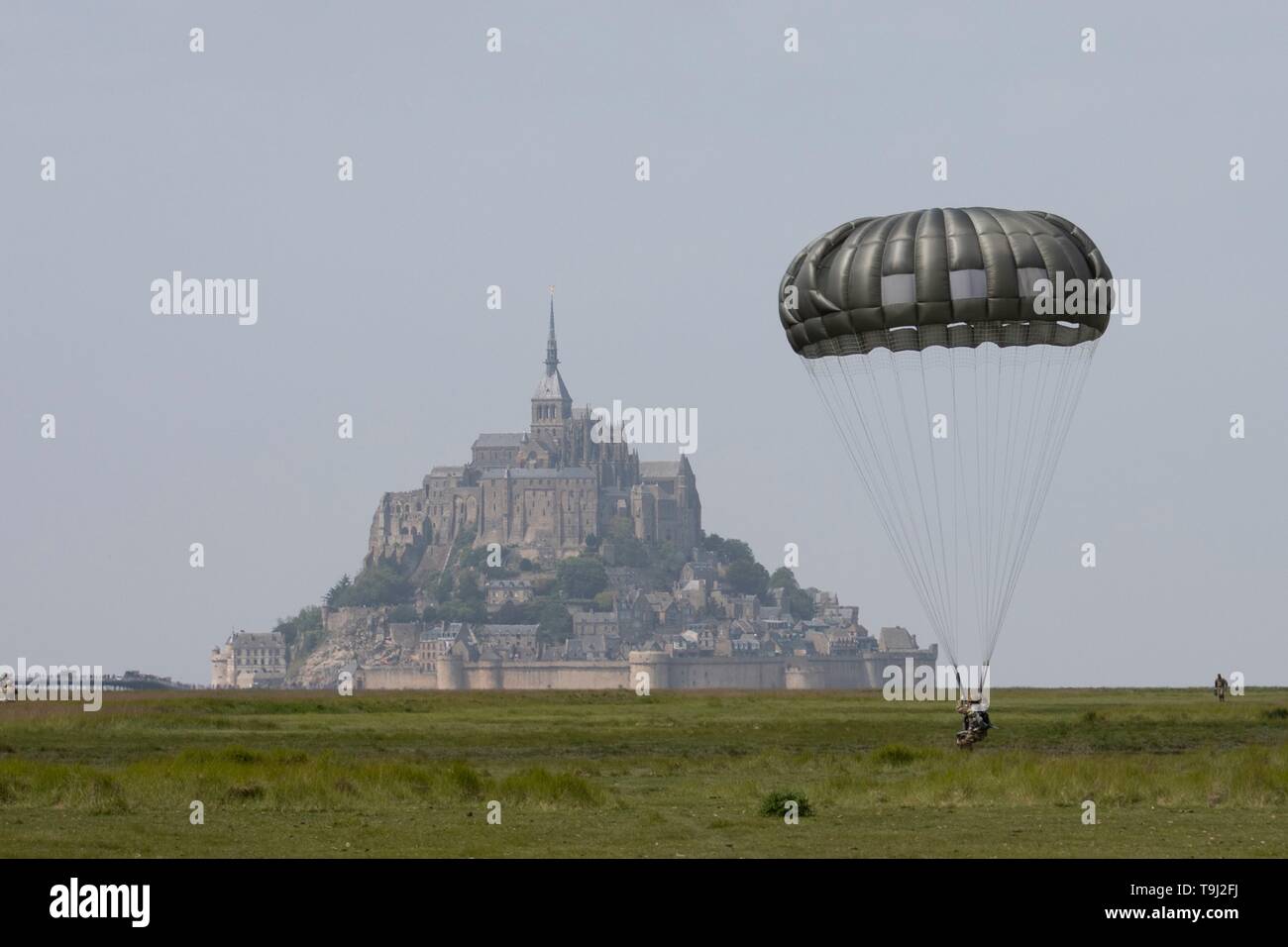 Avranches, France. 19 mai, 2019. L'armée américaine avec des parachutistes du 10e Groupe des forces spéciales, près de l'emblématique Mont Saint Michel pour commémorer la libération de la France DANS LA SECONDE GUERRE MONDIALE Le 18 mai 2019 à Avranches, France. Credit : Planetpix/Alamy Live News Banque D'Images
