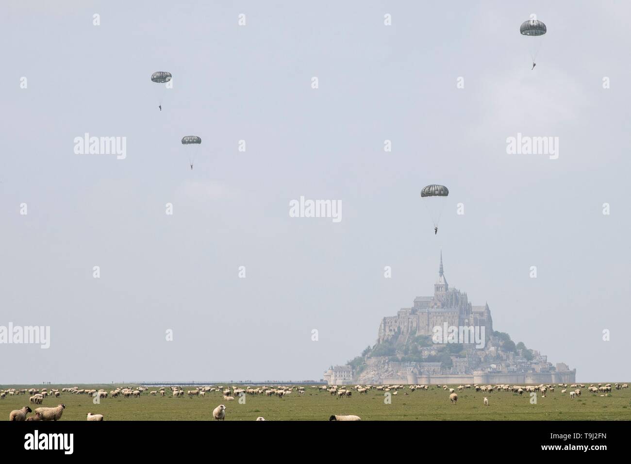 Avranches, France. 19 mai, 2019. L'armée américaine avec des parachutistes du 10e Groupe des forces spéciales, dans un pâturage de moutons près de l'emblématique Mont Saint Michel pour commémorer la libération de la France DANS LA SECONDE GUERRE MONDIALE Le 18 mai 2019 à Avranches, France. Credit : Planetpix/Alamy Live News Banque D'Images