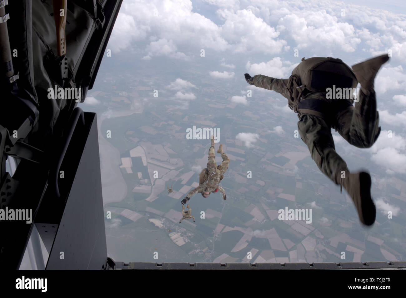 Avranches, France. 19 mai, 2019. L'armée américaine avec des parachutistes du 10e Groupe des forces spéciales, parachute, d'une Air Force MC-130J Commando II, o commémorer la libération de la France dans la DEUXIÈME GUERRE MONDIALE, le 18 mai 2019 à Avranches, France. Credit : Planetpix/Alamy Live News Banque D'Images