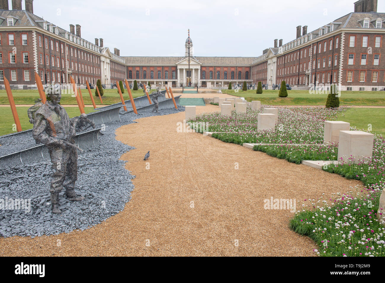 Royal Hospital Chelsea, London, UK. 19 mai 2019. Chelsea Flower Show 2019 se prépare pour les juges avec l'ouverture publique le 21 mai, avec des touches de finition de jardins extérieurs. Image : Le D-Day 75 Jardin, qui sera déplacé en Normandie à temps pour le 75e anniversaire du D-Day. Conçu par John Everiss Design. Credit : Malcolm Park/Alamy Live News. Banque D'Images