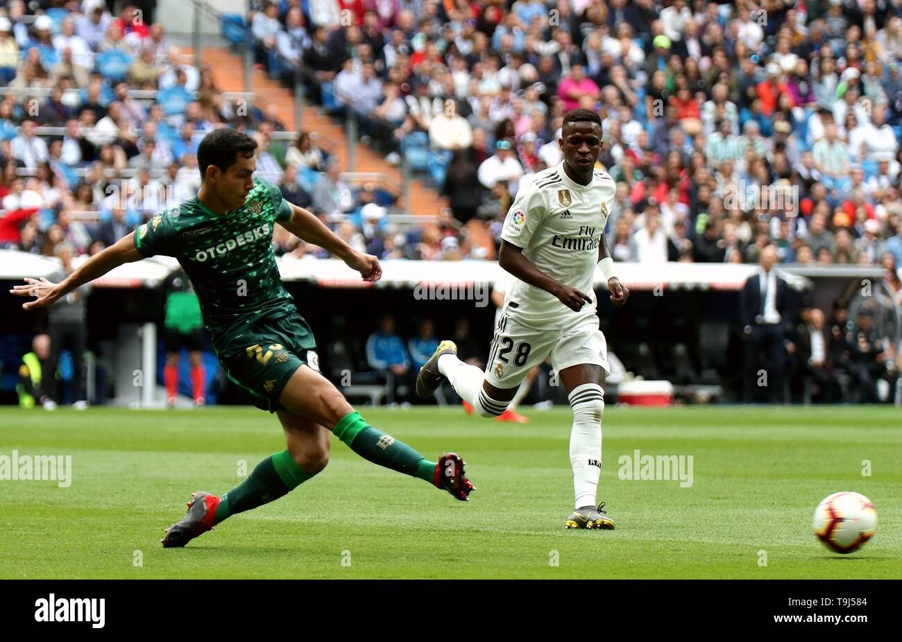 Madrid, Espagne. 19 mai, 2019. Le Real Madrid Junior Vinicius (R) est en concurrence avec Real Betis' Aissa Mandi lors d'un 38e match de championnat espagnol ronde entre le Real Madrid et le Real de Madrid, Espagne, le 19 mai 2019. Le Real Madrid a perdu 0-2. Crédit : Edward F. Peters/Xinhua/Alamy Live News Banque D'Images