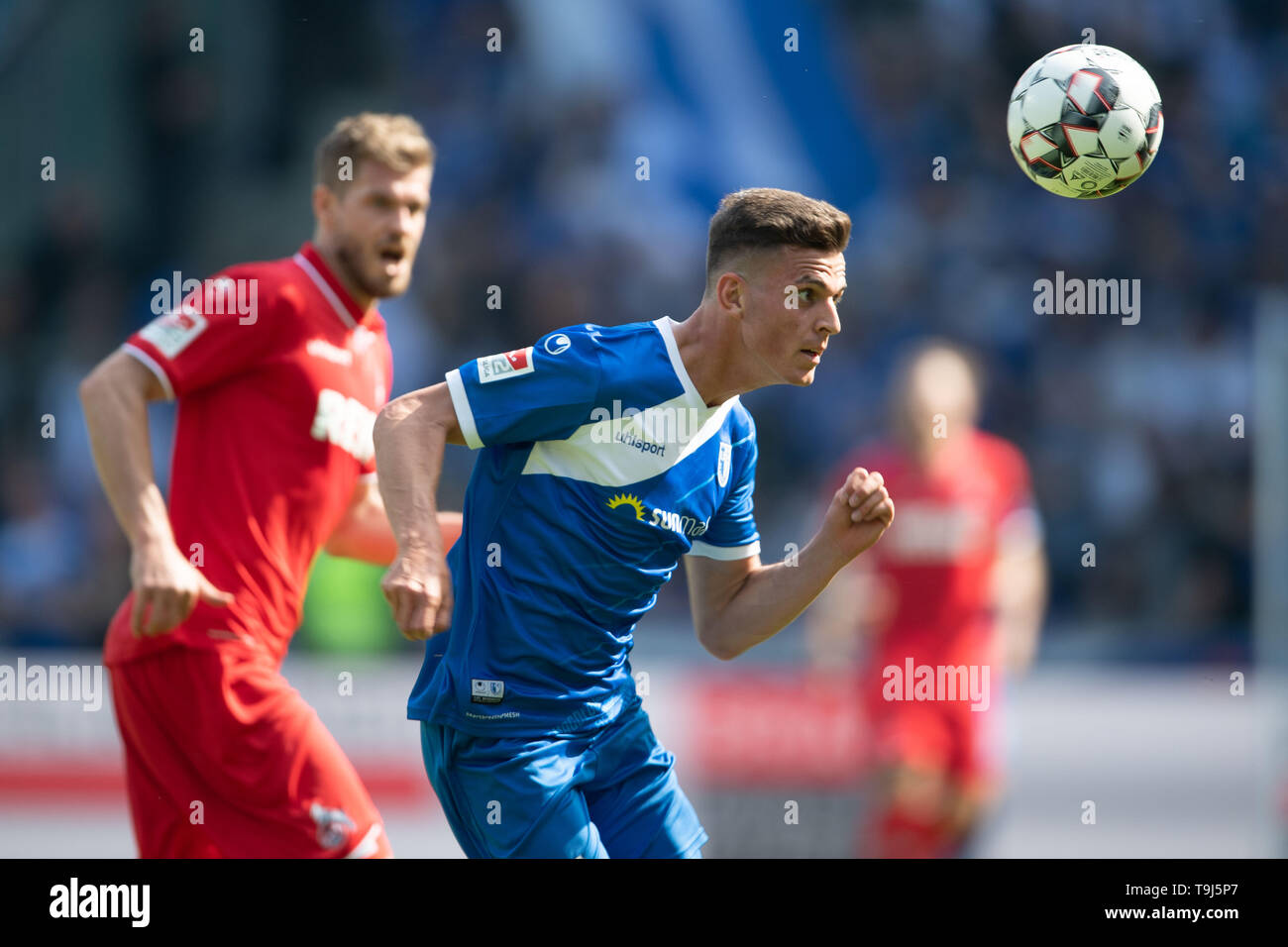 Magdeburg, Allemagne. 19 mai, 2019. Soccer : 2ème Bundesliga, 1er FC Magdeburg - 1er FC Cologne, 34e journée de la MDCC-Arena. L'Türpitz beheads Magdebourg Philip le ballon à côté de Simon Terodde de Cologne. Credit : Swen Pförtner/DPA - NOTE IMPORTANTE : en conformité avec les exigences de la DFL Deutsche Fußball Liga ou la DFB Deutscher Fußball-Bund, il est interdit d'utiliser ou avoir utilisé des photographies prises dans le stade et/ou la correspondance dans la séquence sous forme d'images et/ou vidéo-comme des séquences de photos./dpa/Alamy Live News Banque D'Images