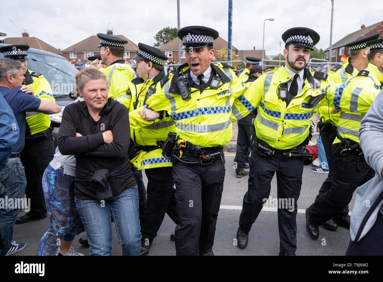 Bootle, Merseyside, Royaume-Uni. 19 mai 2019. Les manifestants contre Tommy Robinson, de son vrai nom Stephen Yaxley-Lennon, l'ancien chef de l'English Defence League (EDL), lors d'un rassemblement de protestation organisé à Bootle Merseyside, dans le nord-ouest de l'Angleterre le dimanche, Mai 19, 2019. Les partisans de la police conservés et contre-manifestants à part mais se sont heurtés à des contre-manifestants avant l'arrivée de Tommy Robinson. Tommy Robinson était en visite à Bootle dans le cadre de sa campagne des élections au Parlement européen. Crédit : Christopher Middleton/Alamy Live News Banque D'Images