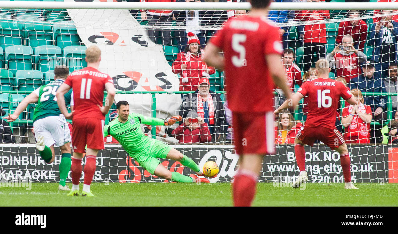 Edinburgh, Ecosse, Royaume-Uni. 19 mai 2019. Ofir Marciano de Hibernian sauve Sam Cosgrove de mort au cours de la Premiership match Ladbrokes entre Aberdeen et Hibernian à Pâques Road le 19 mai 2019 à Edinbugh, UK. Usage éditorial uniquement, licence requise pour un usage commercial. Aucune utilisation de pari, de jeux ou d'un seul club/ligue/player publication. Credit : Scottish Borders Media/Alamy Live News Banque D'Images