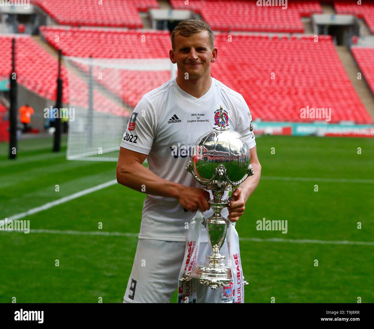 Londres, Royaume-Uni. 19 mai, 2019. Danny Rowe d'AFC Fylde avec Bulidbase FA Trophy Trophy au cours de match final entre l'AFC et Fylde Leyton Orient au stade de Wembley, Londres, le 19 mai 2019 : Crédit photo Action Sport/Alamy Live News Banque D'Images