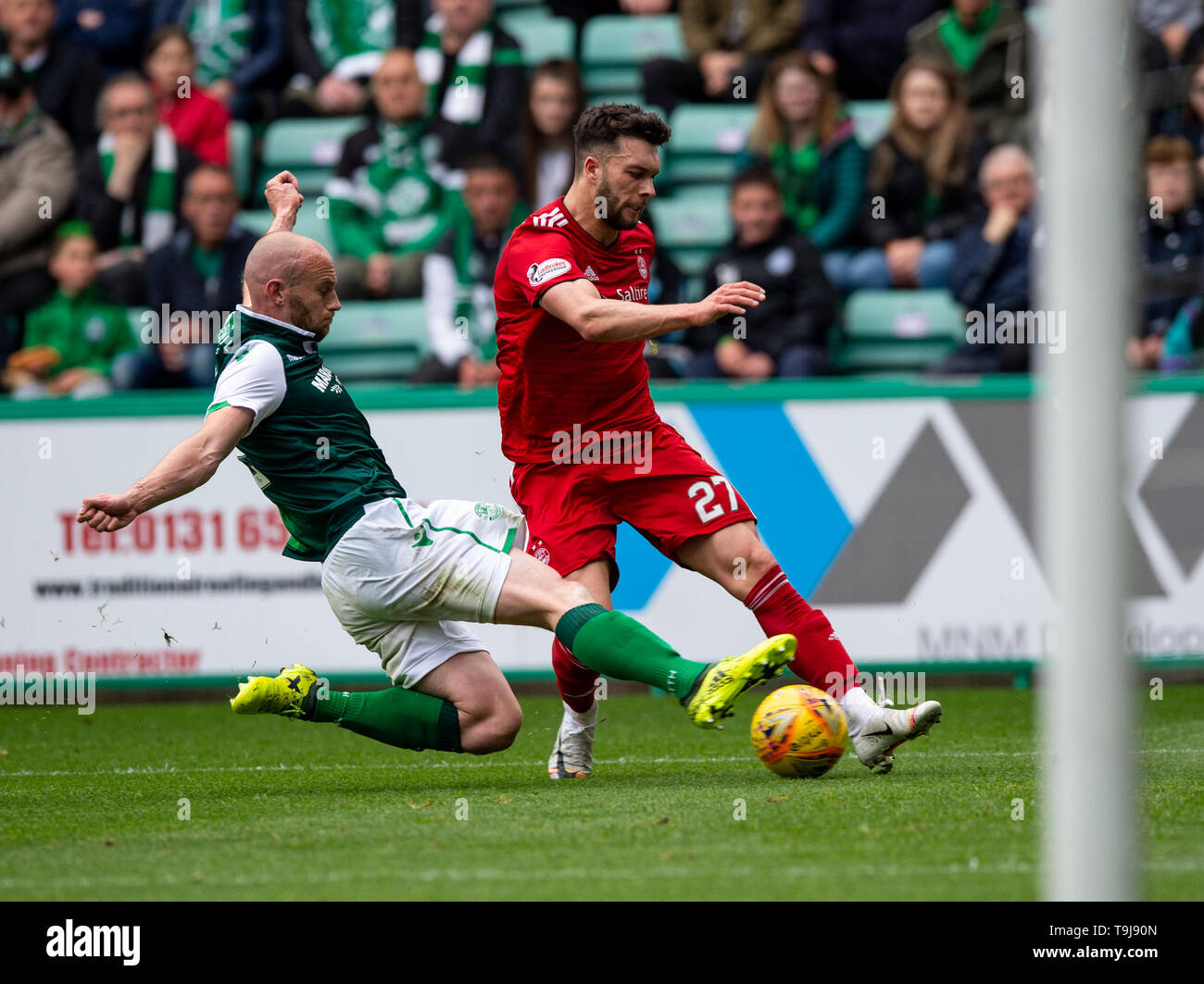 Edinburgh, Ecosse, Royaume-Uni. 19 mai, 2019. Edinburgh, Ecosse, Royaume-Uni. 19 mai, 2019. Pic montre : Aberdeen la gâche, Connor McLennan, pousses pour goad comme défenseur des Hibs, David Gray, tente de bloquer au cours de la première moitié comme l'hôte de Hibs Aberdeen at Easter Road Stadium, Edinburgh Crédit : Ian Jacobs/Alamy Live News Banque D'Images