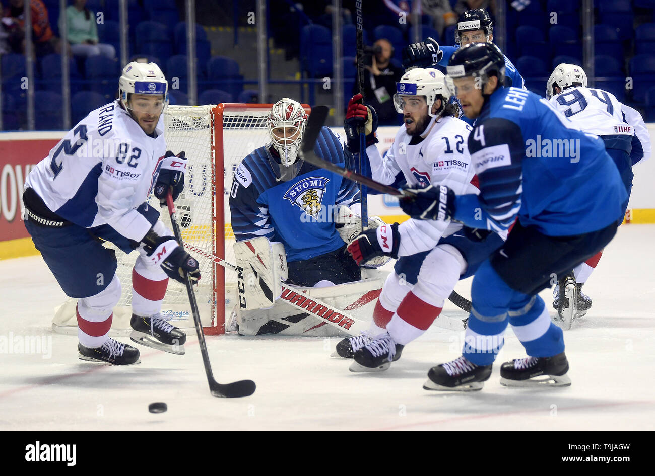 Kosice, Slovaquie. 19 mai, 2019. Hockey sur glace : Championnat du Monde, France - Finlande, premier tour, Groupe A, 6ème journée de l'acier dans l'arène. France's Charles Bertrand (l) et Valentin Claireaux (3e à partir de l) en action contre la Finlande gardien Kevin Lankinen (2e à partir de l). Credit : Monika Skolimowska/dpa-Zentralbild/dpa/Alamy Live News Banque D'Images