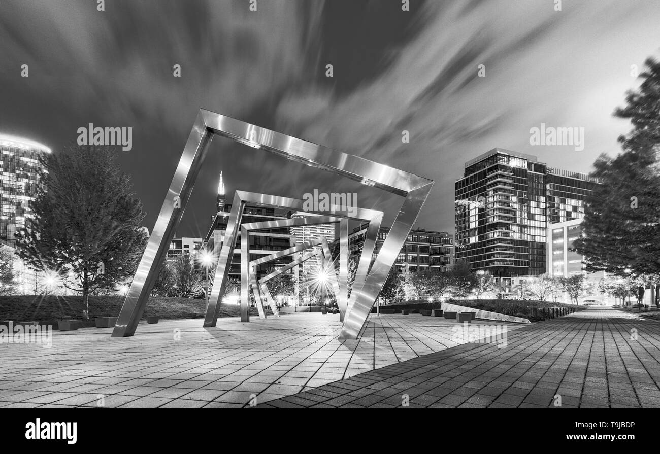 Parc public urbain dans la région de West Chicago Boucle de nuit en noir et blanc. Street à Chicago. Panorama. Banque D'Images