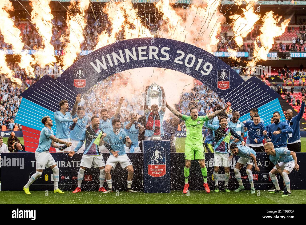 Londres, ANGLETERRE - 18 mai : les joueurs de Manchester City Kevin de Bruyne, Ederson, Bernardo Silva, David Silva, Gabriel Ilkay Gundogan, Jésus, Kyle Walker, Vincent Kompany et Sergio Aguero célébrer au cours de la finale de la FA Cup match entre Manchester City et Watford au stade de Wembley le 18 mai 2019 à Londres, en Angleterre. (Photo par Sebastian Frej/MO Media) Banque D'Images