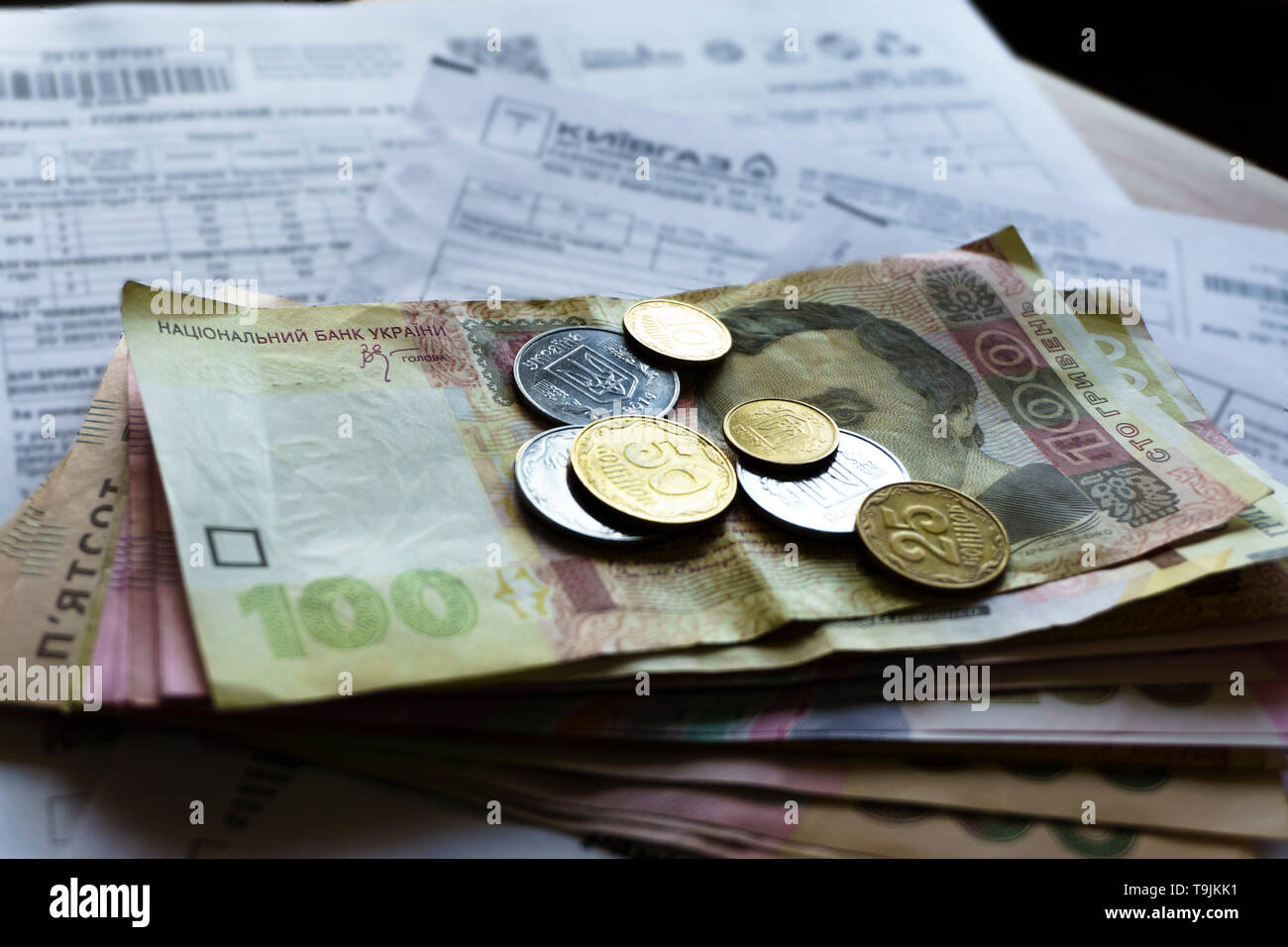 Hryvnia ukrainien de l'argent et des pièces d'un cent fond de bois, d'une facture. Banque D'Images