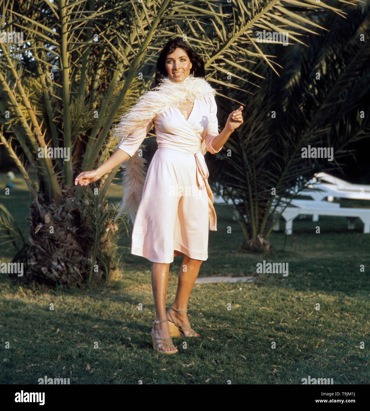 Die deutsche Schauspielerin und Sängerin Dunja Rajter posiert im Urlaub für die Kamera, ca. 1975. L'actrice et chanteuse allemande Dunja Rajter pose en vacances pour l'appareil photo, ca. 1975. Banque D'Images